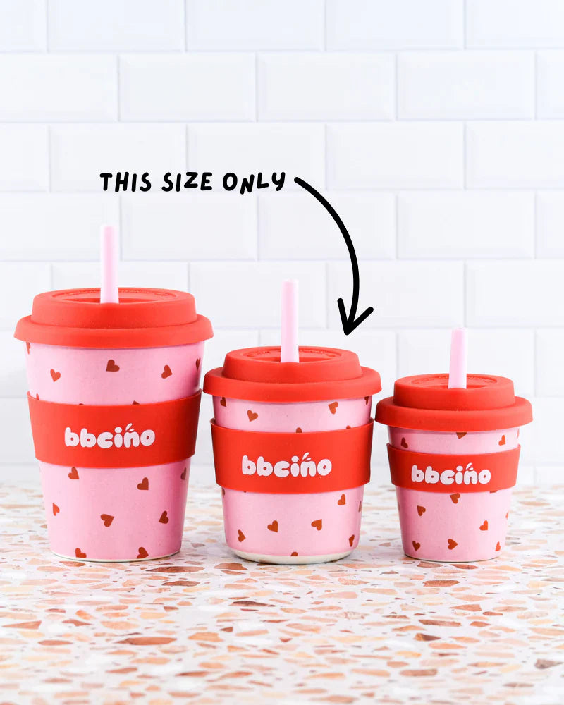 Set of reusable bamboo kids’ cups in different sizes with a pink and red heart design, ideal for milkshakes, juices, or hot drinks