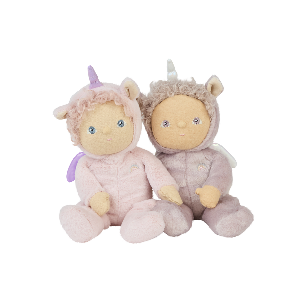 Dinky Dinkum dolls Uma Unicorn and Una Unicorn side by side – Two plush unicorn dolls in lilac and blush pink onesies with horns and ears.