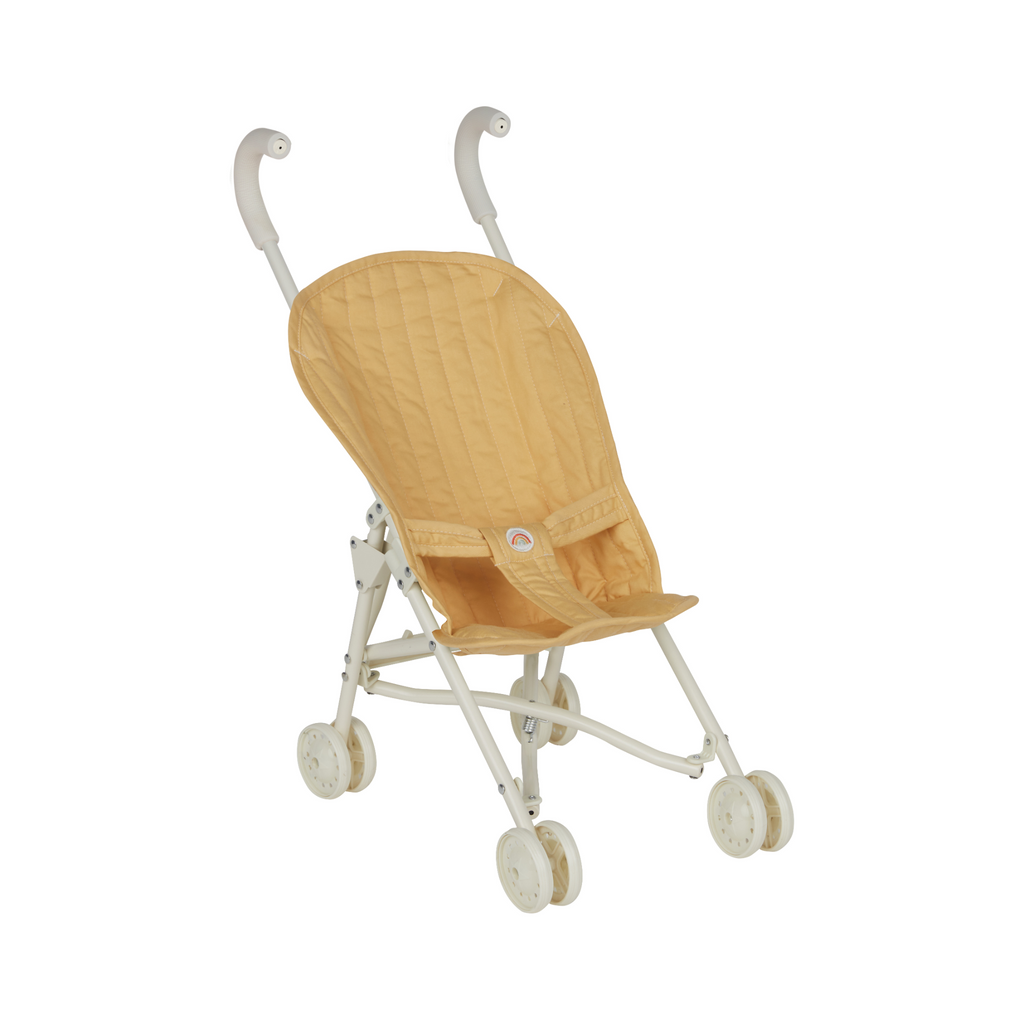 Side profile of Olli Ella Sollie Stroller Honey – Compact honey stroller with quilted cotton fabric seat and safety latch for secure play.